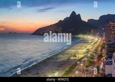 Sonnenuntergang über den Strand von Ipanema und Dois Irmaos (zwei Brüder) Berg, Rio de Janeiro, Brasilien, Südamerika Stockfoto