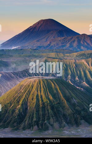 Frühen Sonnenaufgang am Mount Bromo Krater, Bromo Tengger Semeru Nationalpark, Java, Indonesien, Südostasien, Asien Stockfoto