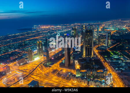 Blick über Dubai vom Burj Khalifa bei Nacht, Dubai, Vereinigte Arabische Emirate, Naher Osten