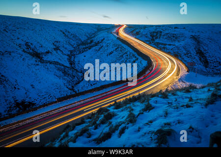 Winterlandschaft und Trail Lichter auf Snake Pass, Nationalpark Peak District, Derbyshire, England, Vereinigtes Königreich, Europa Stockfoto