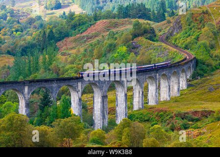 Zug auf dem glenfinnan Eisenbahnviadukt, Teil der West Highland Line, Glenfinnan, Loch Shiel, Highlands, Schottland, Großbritannien, Europa Stockfoto