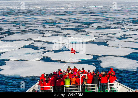 Expeditionsboot Navigation durch das Packeis in der Arktis Regal, Spitzbergen, Arktis Stockfoto