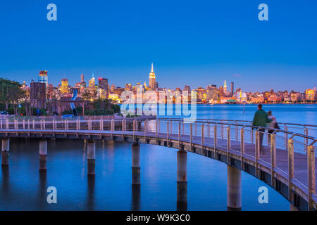 Manhattan, Lower Manhattan und das World Trade Center, der Freedom Tower in New York über die Hudson River von Flugsteig C Park, Hoboken, New Jersey, USA Stockfoto