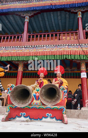 Trompeter in Hemis Kloster Hof im Festlichen 2019, Ladakh. Stockfoto