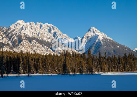 Ein schöner Wintertag in den Bergen von Kananaskis im Peter Lougheed Provincial Park, Alberta, Kanada Stockfoto