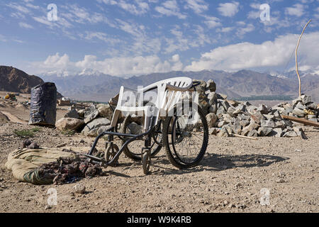 Provisorische Rollstühle im fernen Ladakh Stockfoto