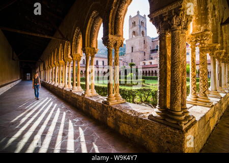 Touristische am Duomo di Monreale (Kathedrale von Monreale) im Garten im Hof, Monreale, in der Nähe von Palermo, Sizilien, Italien, Europa Stockfoto