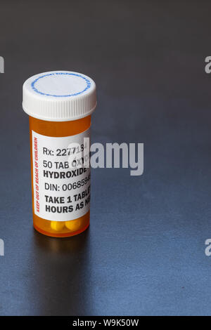 Rezept Flasche mit Hintergrundbeleuchtung Oxycodone Tablets. Oxycodon ist eine generische Verordnung opioid. Ein Konzept der opioid Epidemie Krise Stockfoto