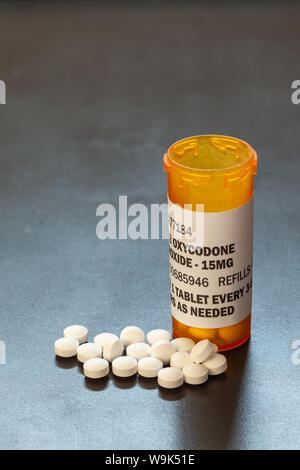 Rezept Flasche mit Hintergrundbeleuchtung Oxycodone Tablets. Oxycodon ist eine generische Verordnung opioid. Ein Konzept der opioid Epidemie Krise Stockfoto