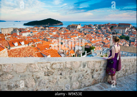 Touristische auf Dubrovnik Stadtmauer, Altstadt von Dubrovnik UNESCO Weltkulturerbe Dubrovnik, Dalmatinische Küste, Adria, Kroatien, Europa Stockfoto