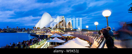 Sydney Opera House, Weltkulturerbe der UNESCO, und die Menschen in der Oper Bar in der Nacht, Sydney, New South Wales, Australien, Pazifik Stockfoto