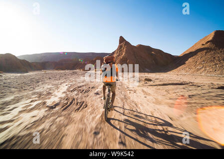 Radfahren in der Schlucht des Teufels (Quebrada del Diablo), Teil der Katarpe Valley, San Pedro de Atacama, Atacama-wüste, Chile, Chile Stockfoto