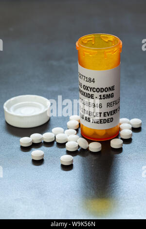 Rezept Flasche mit Hintergrundbeleuchtung Oxycodone Tablets. Oxycodon ist eine generische Verordnung opioid. Ein Konzept der opioid Epidemie Krise Stockfoto