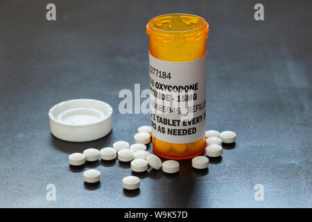 Rezept Flasche mit Hintergrundbeleuchtung Oxycodone Tablets. Oxycodon ist eine generische Verordnung opioid. Ein Konzept der opioid Epidemie Krise Stockfoto