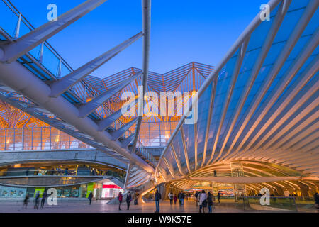 Oriente Bahnhof zur blauen Stunde, Parque Das Nacoes, Lissabon, Portugal, Europa Stockfoto