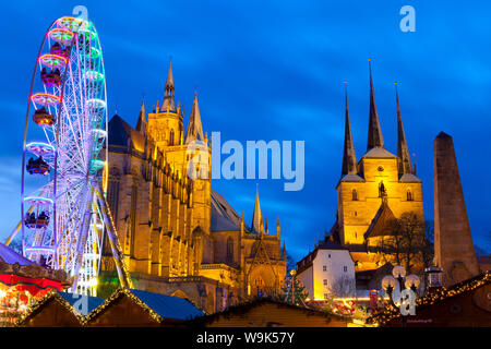 Weihnachtsmarkt mit St. Marien Dom und Severi-Kirche im Hintergrund, Erfurt, Thüringen, Deutschland, Europa Stockfoto