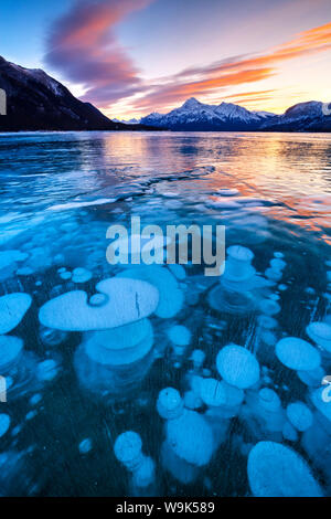 Blasen und Risse im Eis mit Elliot Peak im Hintergrund, Abraham Lake, Alberta, Kanada, Nordamerika Stockfoto