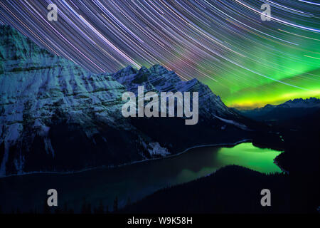 Star Trails und Nordlichter über Peyto Lake, Banff National Park, UNESCO-Weltkulturerbe, Rocky Mountains, Alberta, Kanada, Nordamerika Stockfoto