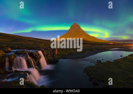 Aurora (Nordlichter) über eine mondhelle Kirkjufell Berg, Snaefellsnes Halbinsel, Island, Polarregionen Stockfoto