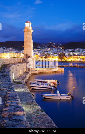 Leuchtturm am alten venezianischen Hafen, Rethymno (Rethymnon), Kreta, griechische Inseln, Griechenland, Europa Stockfoto