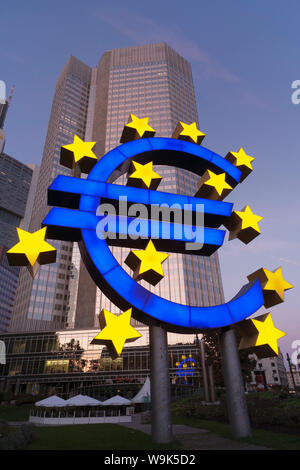 Euro Symbol vor der Europäischen Zentralbank, Frankfurt, Hessen, Deutschland, Europa Stockfoto