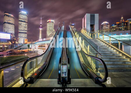 Eine moderne, Open-Air-Rolltreppe mit Pudong Stadtbild bei Nacht, Shanghai, China, Asien Stockfoto