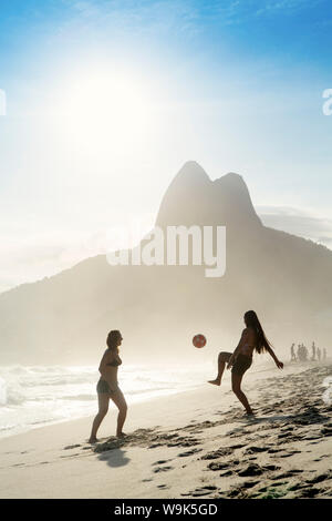 Frauen spielen Altinha (Fußball) auf Ipanema Strand, Rio De Janeiro, Brasilien, Südamerika Stockfoto