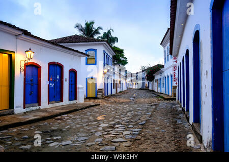 Portugiesischen Kolonialstil Volksarchitektur im Zentrum von Paraty (Parati) Stadt auf grüne Küste Brasiliens, Rio de Janeiro, Brasilien, Südamerika Stockfoto