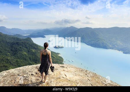 Grüne Küste (Costa Verde), Paraty, Saco do Mamamgua, Aussicht vom Zuckerhut (Pao De Acucar) Gipfel auf Juatinga State Park Wald, Rio de Janeiro, Brasilien Stockfoto