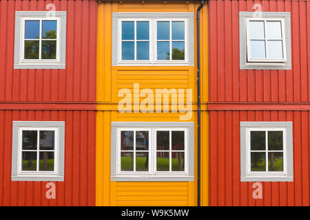 Details der Fassaden und Fenster von typischen Holzhäusern der Fischer in Svolvaer, Vagan, Lofoten, Norwegen, Skandinavien, Europa Stockfoto