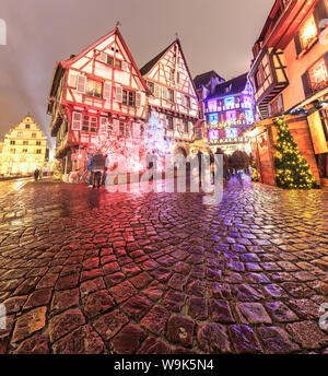 Panorama der typischen Häuser von Weihnachtsschmuck und Leuchten in der Dämmerung, Colmar, Haut-Rhin, Alsace, Frankreich, Europa Stockfoto