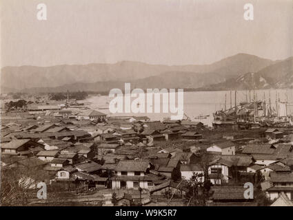 [1890s Japan - Japanische Hafen] - Panoramablick auf Tsuruga Port (敦賀港) in Fukui Präfektur. Ein Kaiserliches Dekret im Juli 1899 (Meiji 32) Tsuruga als offene Schnittstelle (開港場) für den Handel mit den Vereinigten Staaten und dem Vereinigten Königreich errichtet. Diese diente als Impuls für die lokale Industrie. 19 Vintage albumen Foto. Stockfoto