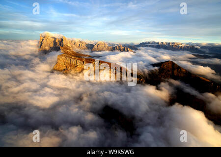 Luftaufnahme von Seceda von Geisler durch Wolken bei Sonnenuntergang in den Dolomiten umgeben, Val Funes, Trentino-südtirol Südtirol, Italien, Europa Stockfoto