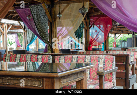 Im türkischen Stil design Restaurant. Terrasse mit bunten Sitze, Vorhänge und Mosaik Lampen. Selektive konzentrieren. Stockfoto
