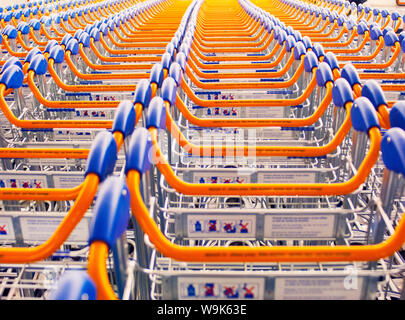 Gepäckwagen am Flughafen Charles de Gaulle (CDG), Paris, Frankreich, Europa Stockfoto