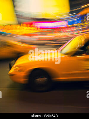 Traditionelle gelbes Taxi bei Nacht, New York City, Vereinigte Staaten von Amerika, Nordamerika Stockfoto