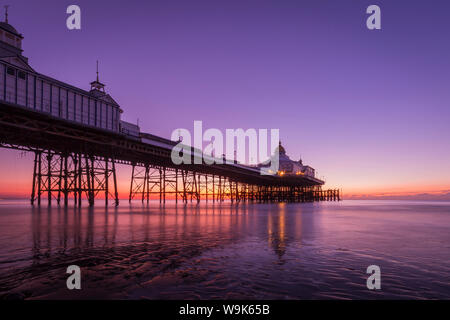 Sonnenaufgang in Eastbourne Pier, Eastbourne, East Sussex, England, Vereinigtes Königreich, Europa Stockfoto