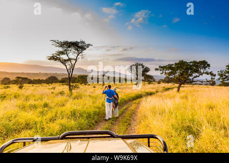 Paar beim Blick auf eine Safari Camp, Zululand, Südafrika, Afrika Stockfoto