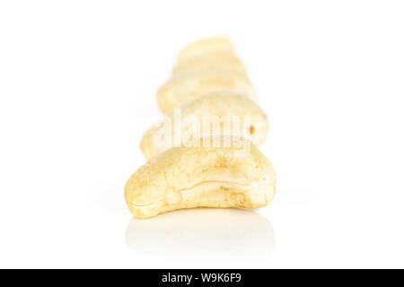Menge ganze Ungesalzene beige Cashew auf weißem Hintergrund Stockfoto