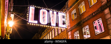 Alternative festliche Weihnachtsbeleuchtung in der Carnaby Street, Soho, London, England, Vereinigtes Königreich, Europa Stockfoto