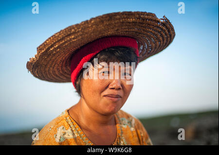 Eine burmesische Frau Goldwaschen in einem kleinen Bach in der Nähe von Putao hält Ihr Portrait genommen zu haben, Kachin, Myanmar (Burma), Asien Stockfoto