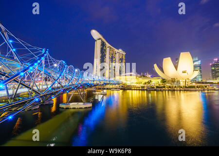 Helix Bridge, Marina Bay Sands und ArtScience Museum bei Nacht beleuchtet, Marina Bay, Singapur, Südostasien, Asien Stockfoto