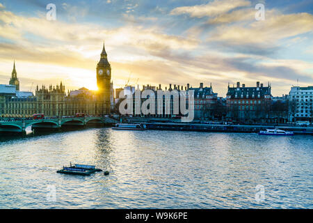 Big Ben (Elizabeth-Turm) und Westminster Bridge bei Sonnenuntergang, London, England, United Kingdom, Europe Stockfoto