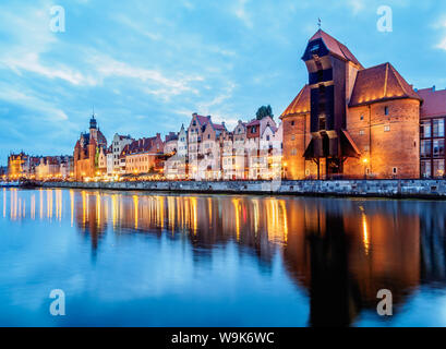 Mottlau und mittelalterlichen Hafen Kran Żuraw bei Dämmerung, Old Town, Danzig, Pommersche Woiwodschaft, Polen, Europa Stockfoto