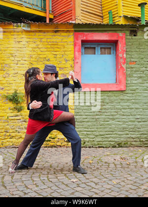 Paar tanzen Tango auf Caminito Street, La Boca, Buenos Aires, Provinz Buenos Aires, Argentinien, Südamerika Stockfoto