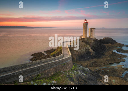 Sonnenuntergang am Leuchtturm von Phare du Diable in Finistère, Bretagne, Frankreich, Europa Stockfoto