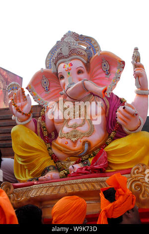 Menschen, die Lord Ganesh Immersion Stockfoto