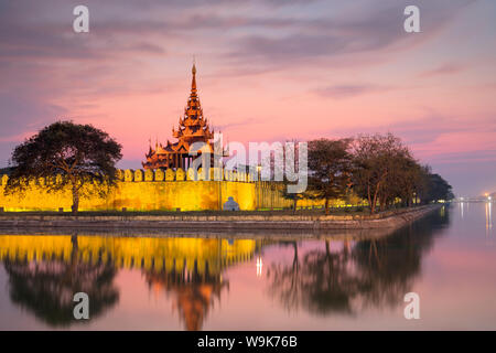 Sonnenuntergang Blick auf den Königlichen Palast, Stadtgraben und Stadtmauer in Mandalay, Myanmar (Birma), Asien Stockfoto