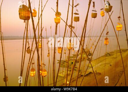 Akash Deep Puja, Himmel Laternenfest am Ufer Flusses Ganges (Ganga), Varanasi (Benares) Staat Uttar Pradesh, Indien Stockfoto