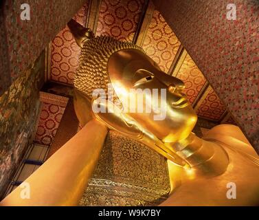 Detail der Kopf des 46 m langen Statue des Liegenden Buddha, Wat Pho (Wat Po) (Wat Chetuphon), Bangkok, Thailand, Südostasien, Asien Stockfoto